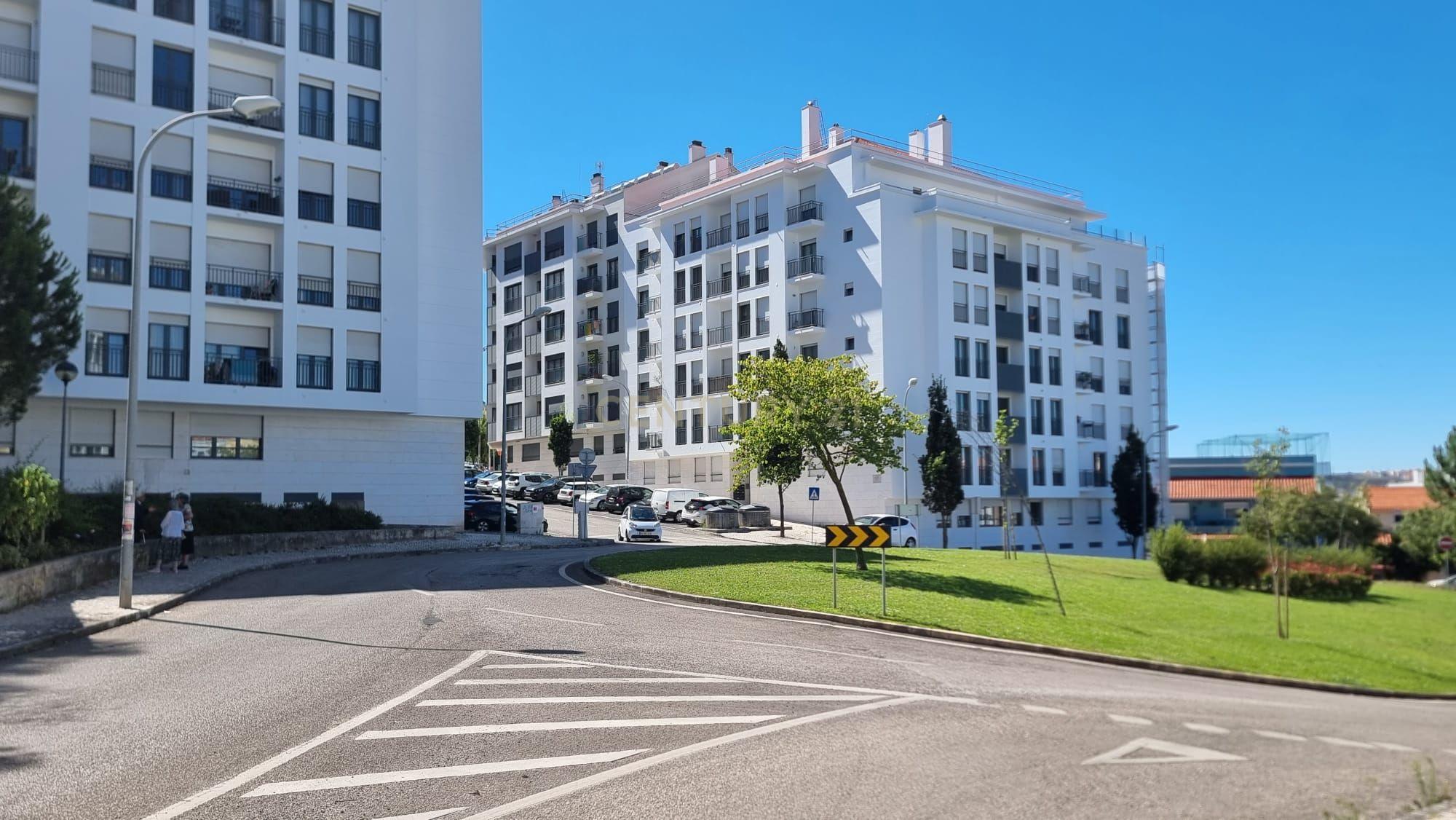 Excelente Loja com 80m2 - Urb. Atalaia, Amadora - Image 1