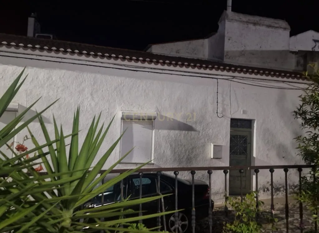 Casa habitável, a precisar de renovação a gosto,  numa das Aldeias Mais Típicas do Alentejo - Image 1