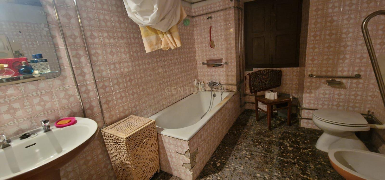 Casa habitável, a precisar de renovação a gosto, numa das Aldeias Mais Típicas do Alentejo - Image 9