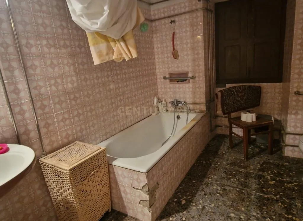 Casa habitável, a precisar de renovação a gosto,  numa das Aldeias Mais Típicas do Alentejo - Image 9