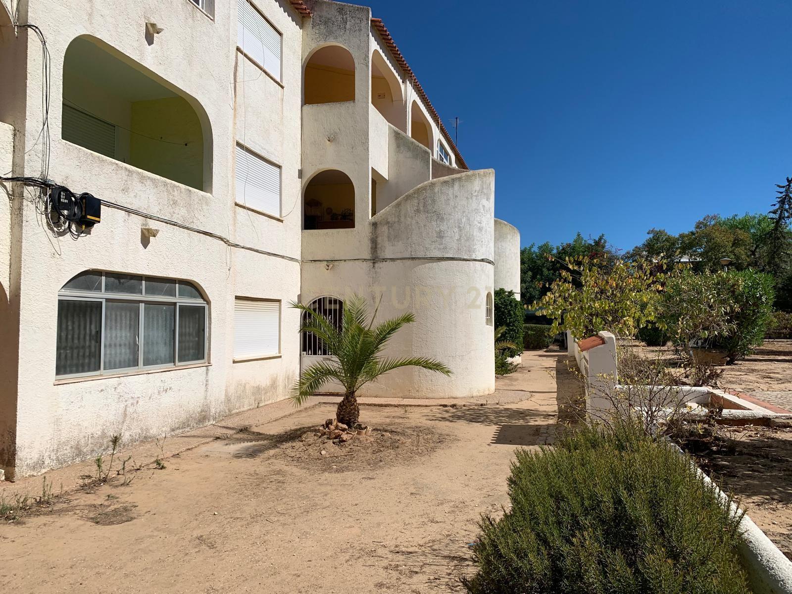 Apartamento R/Chão T1, 58,5m2 de área bruta privativa, em Quarteira, mobilado, localizado em Cavacos na zona urbana e muito próximo da Praia. - Image 1
