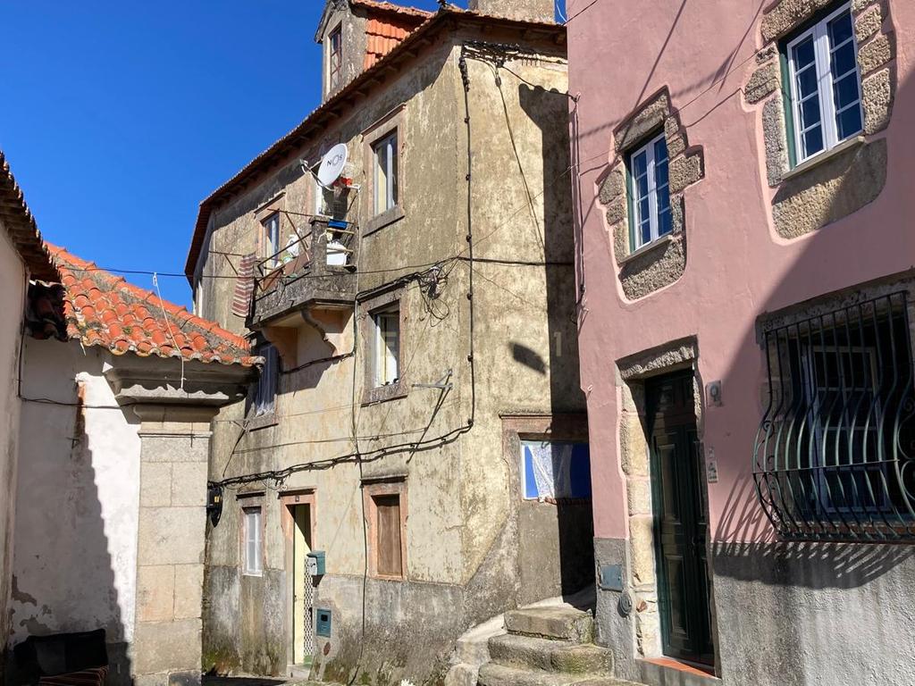 Prédio T3 para restaurar Gouveia - Image 2