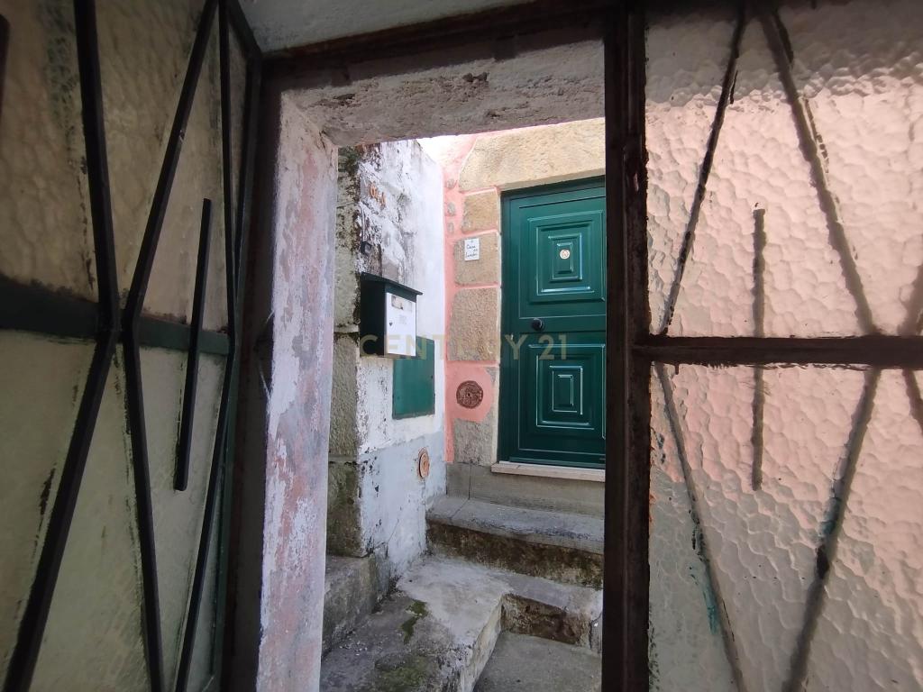 Prédio T3 para restaurar Gouveia - Image 5