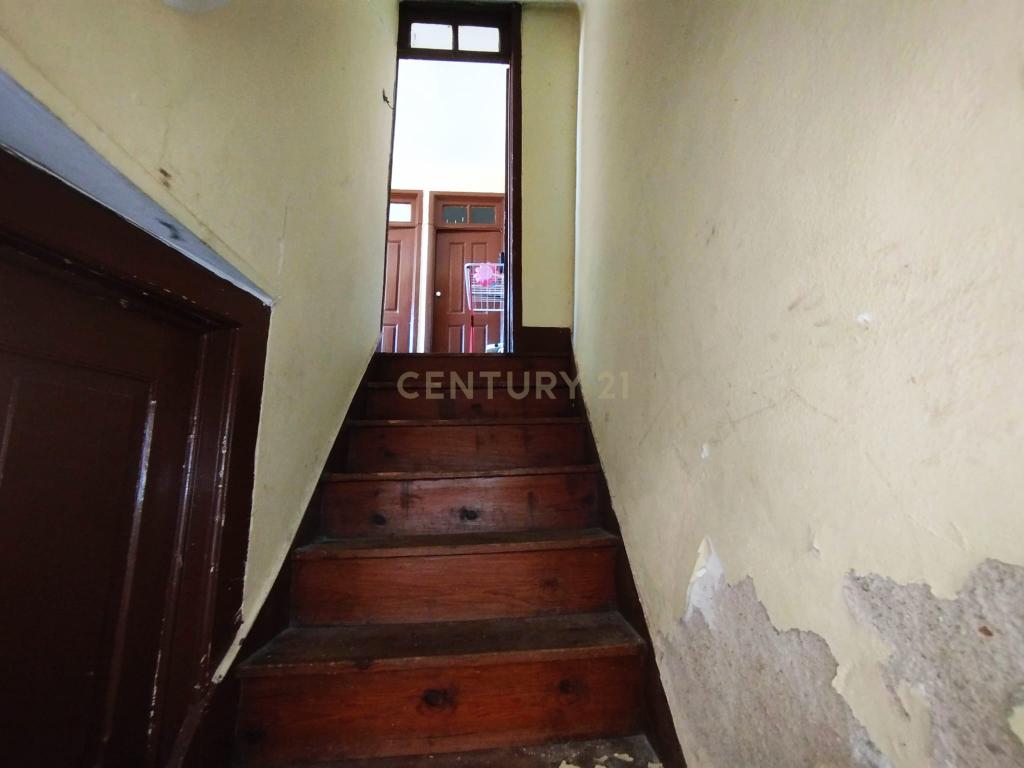 Prédio T3 para restaurar Gouveia - Image 7