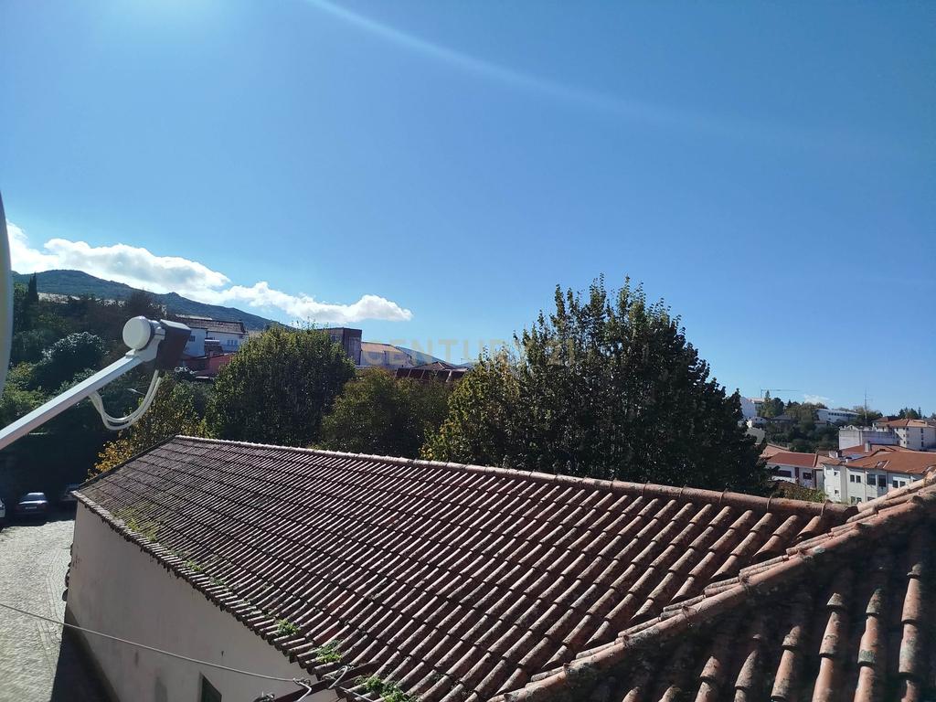 Prédio T3 para restaurar Gouveia - Image 11