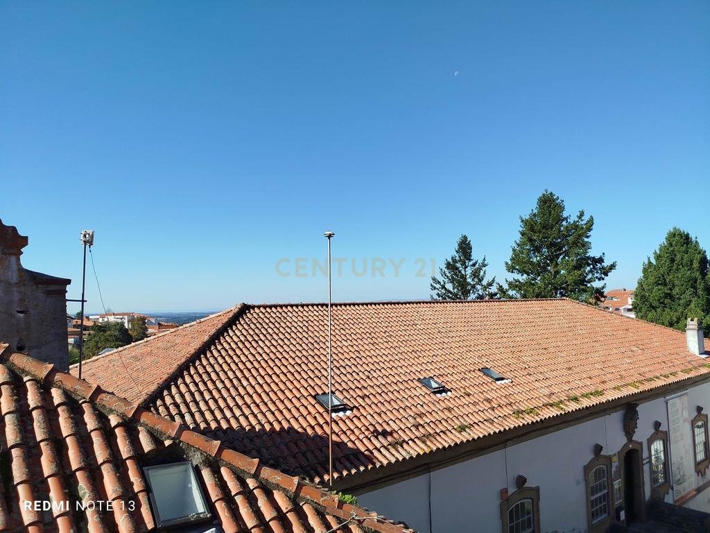 Prédio T3 para restaurar Gouveia - Image 12