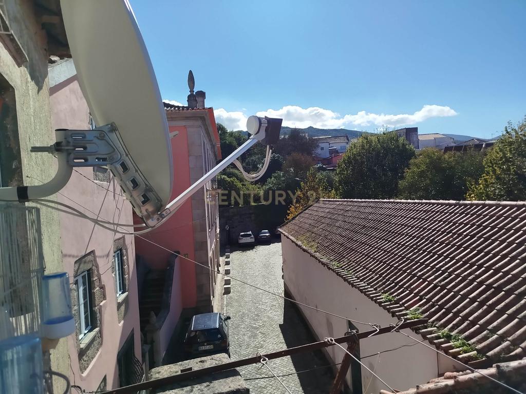 Prédio T3 para restaurar Gouveia - Image 1