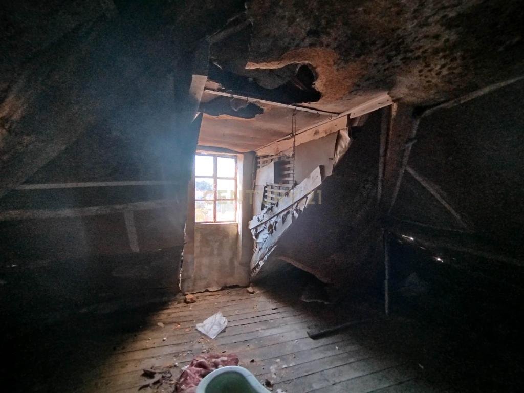 Prédio T3 para restaurar Gouveia - Image 8