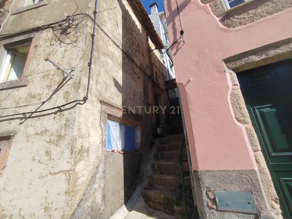 Prédio T3 para restaurar Gouveia - Image 10