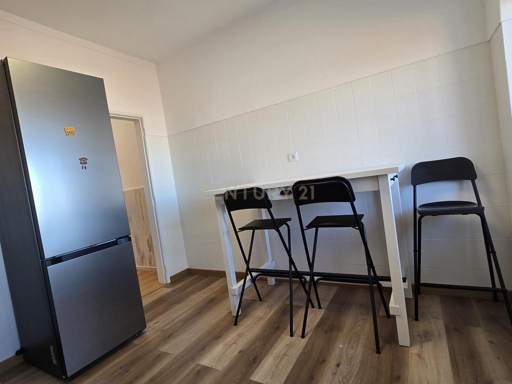 Apartamento T3 transformado em T2 totalmente remodelado no centro de Moura - Image 5