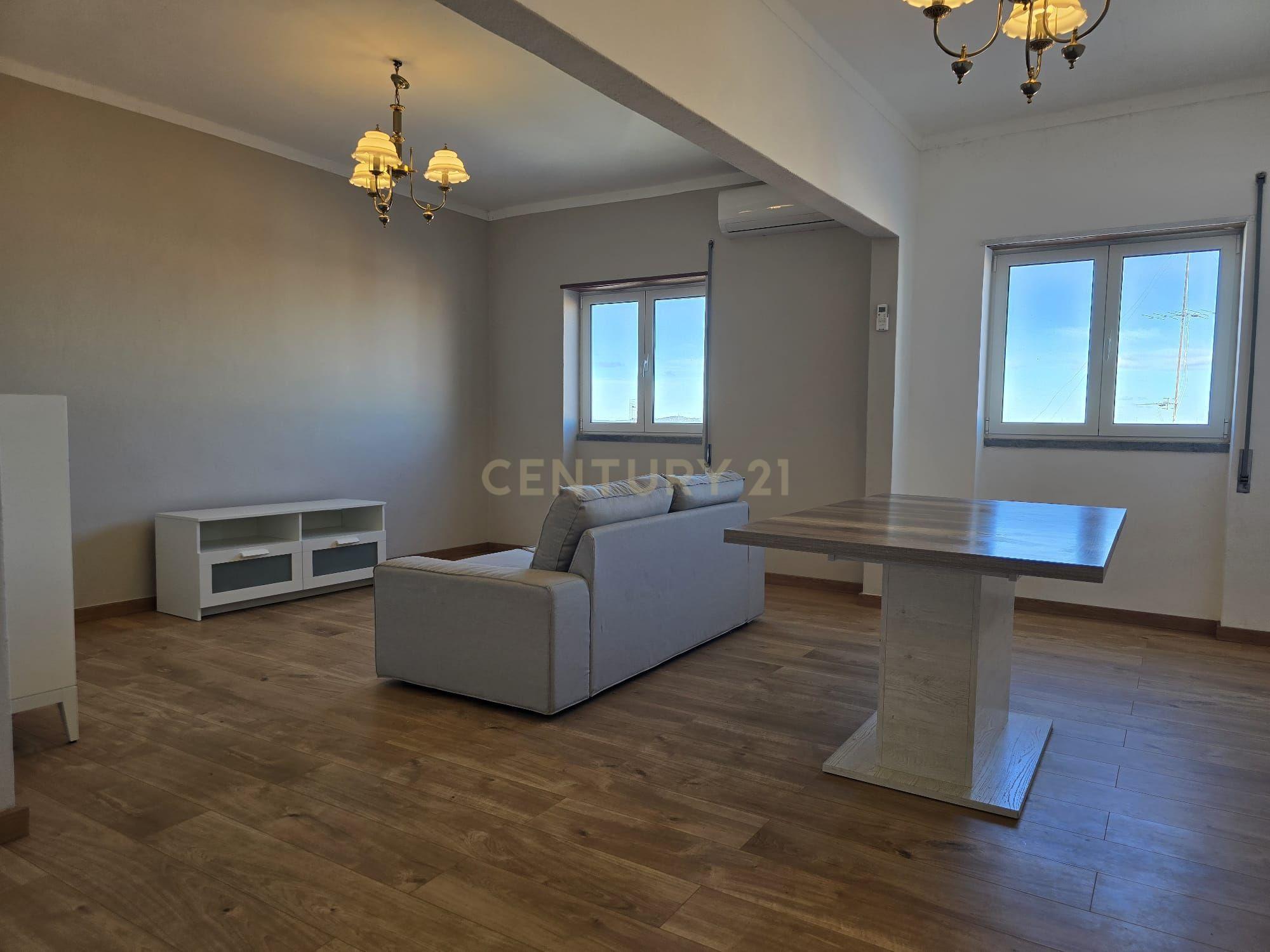 Apartamento T3 transformado em T2 totalmente remodelado no centro de Moura - Image 6