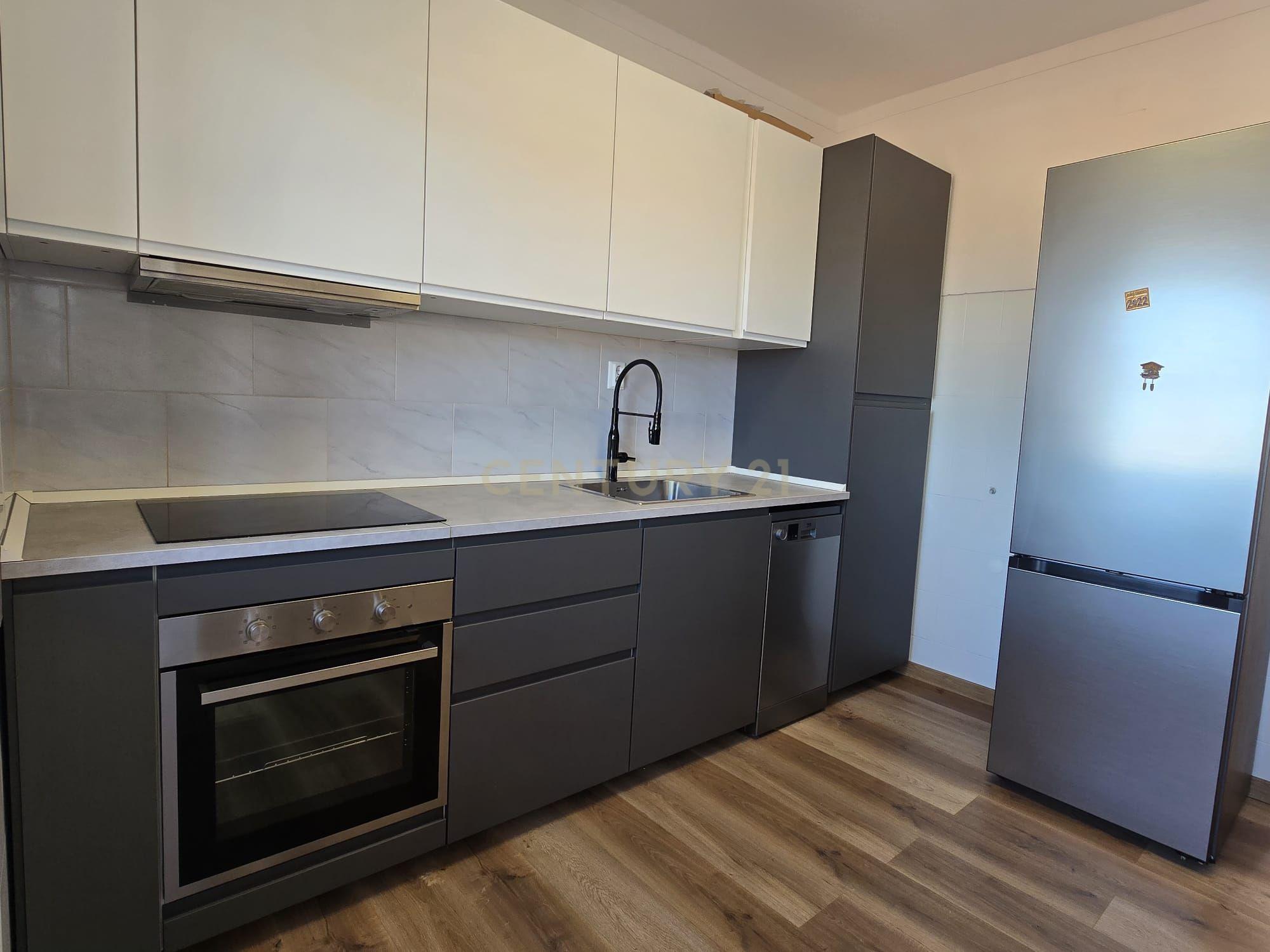 Apartamento T3 transformado em T2 totalmente remodelado no centro de Moura - Image 1
