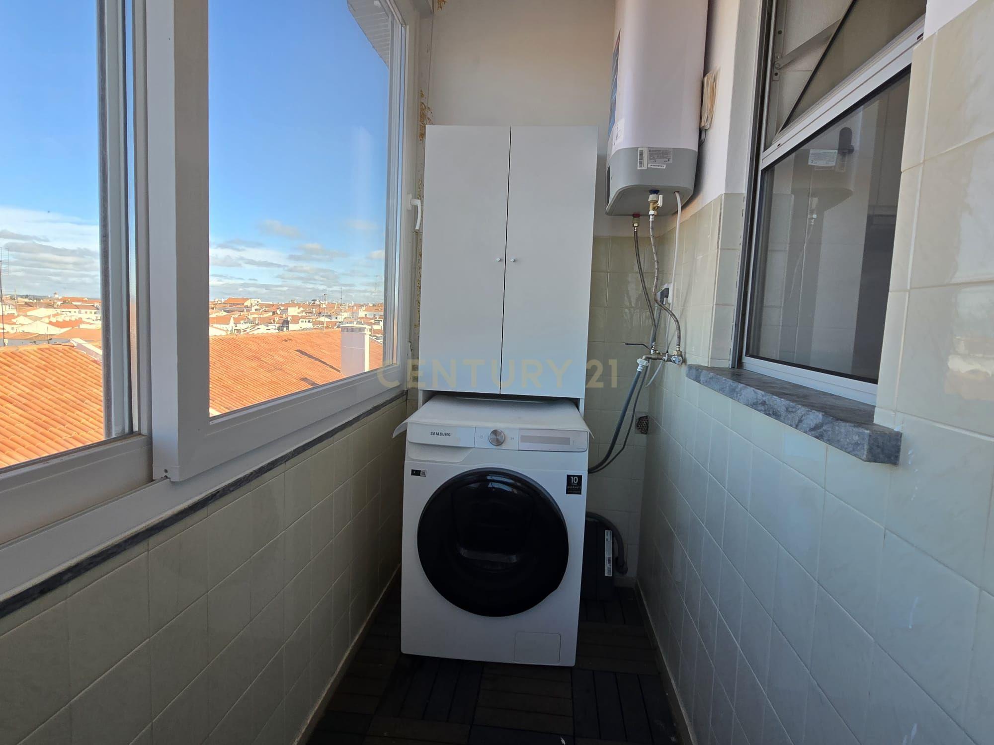 Apartamento T3 transformado em T2 totalmente remodelado no centro de Moura - Image 10