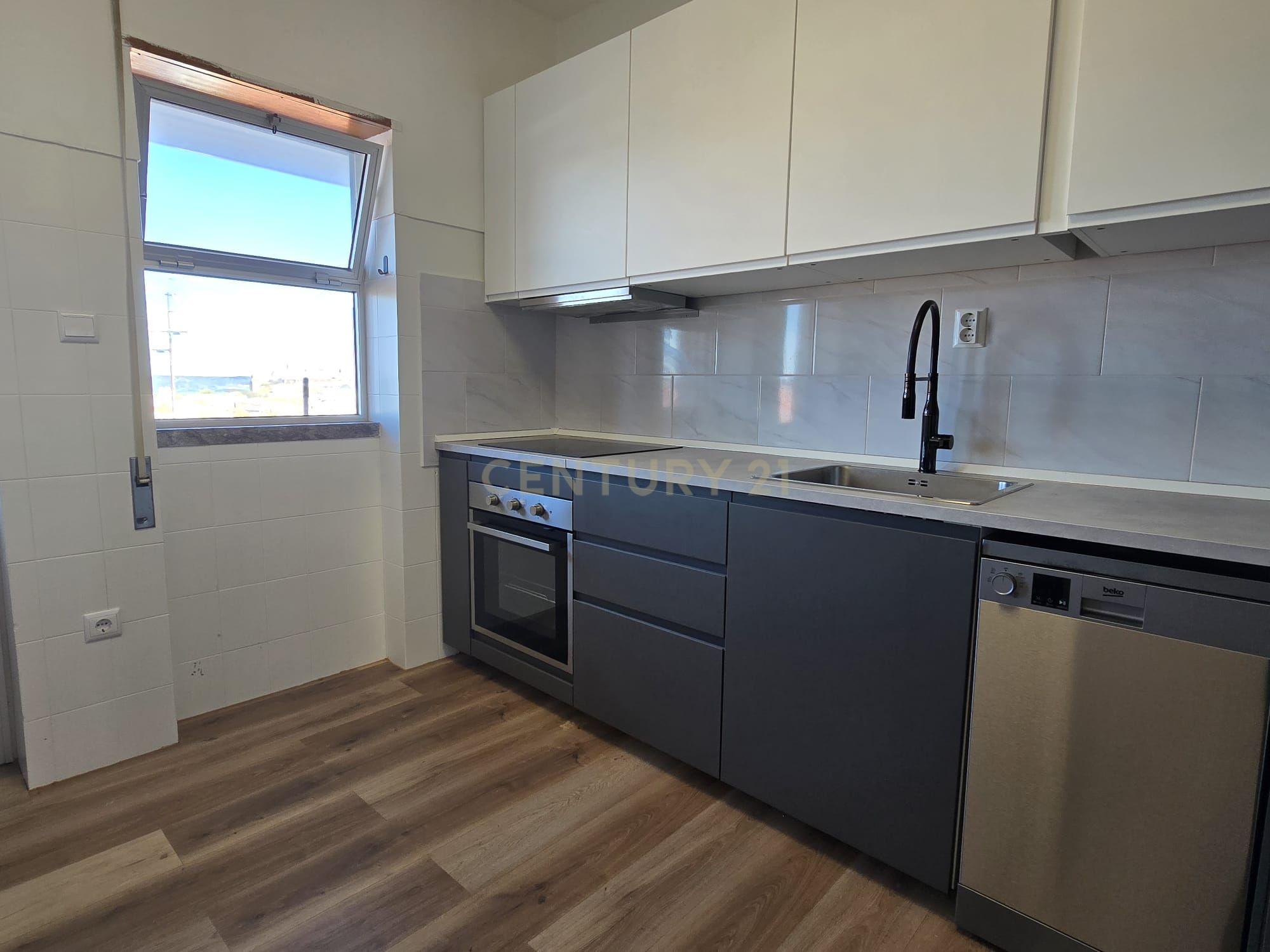 Apartamento T3 transformado em T2 totalmente remodelado no centro de Moura - Image 2