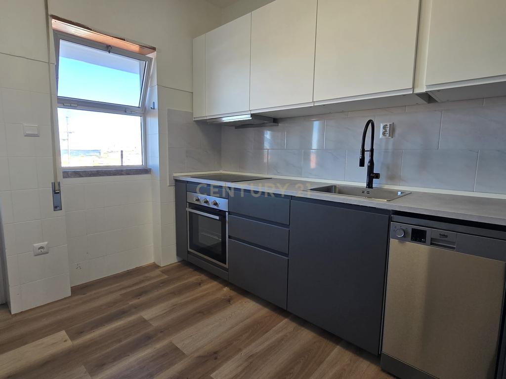 Apartamento T3 transformado em T2 totalmente remodelado no centro de Moura - Image 2