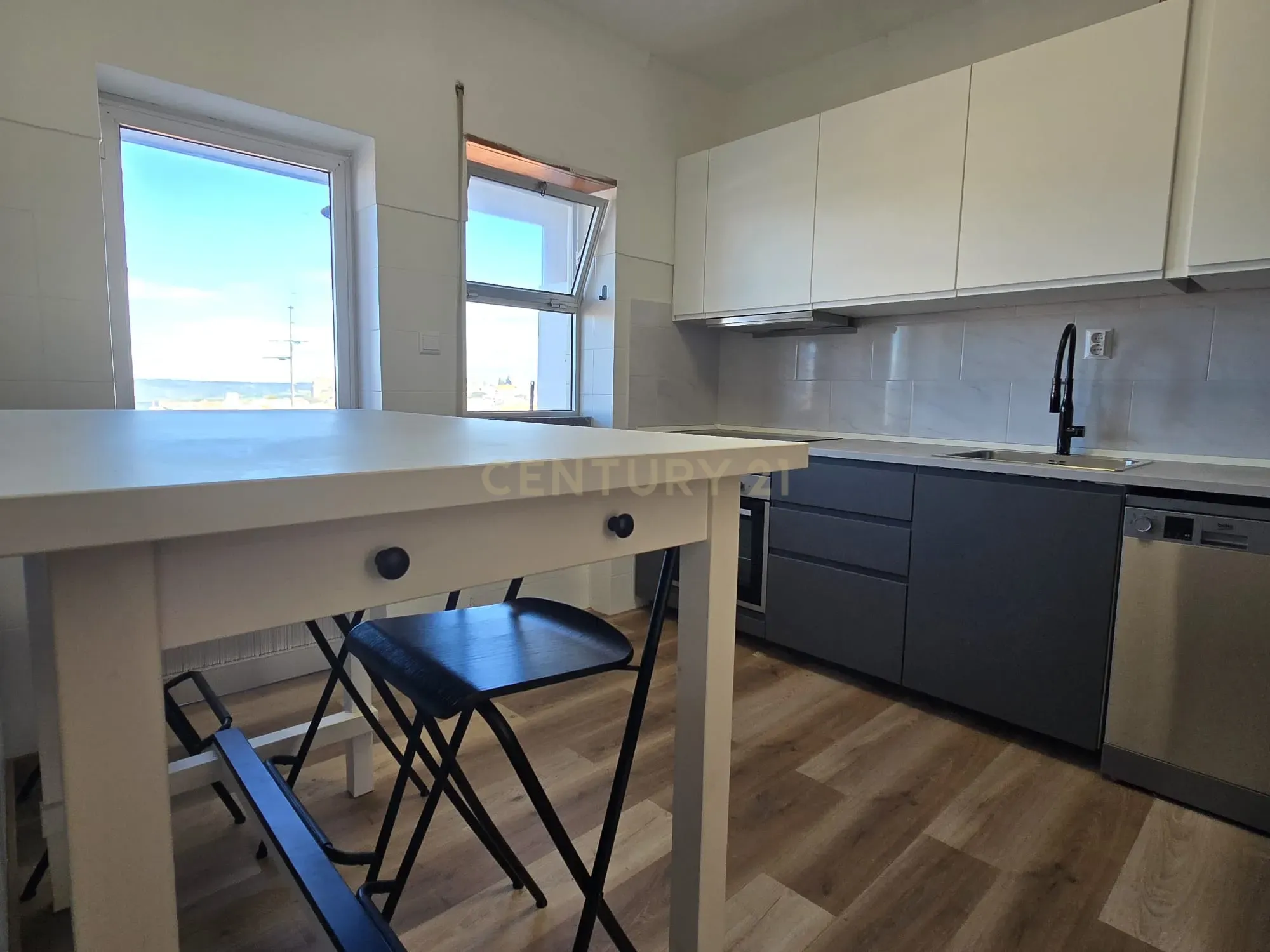 Apartamento T3 transformado em T2 totalmente remodelado no centro de Moura - Image 4
