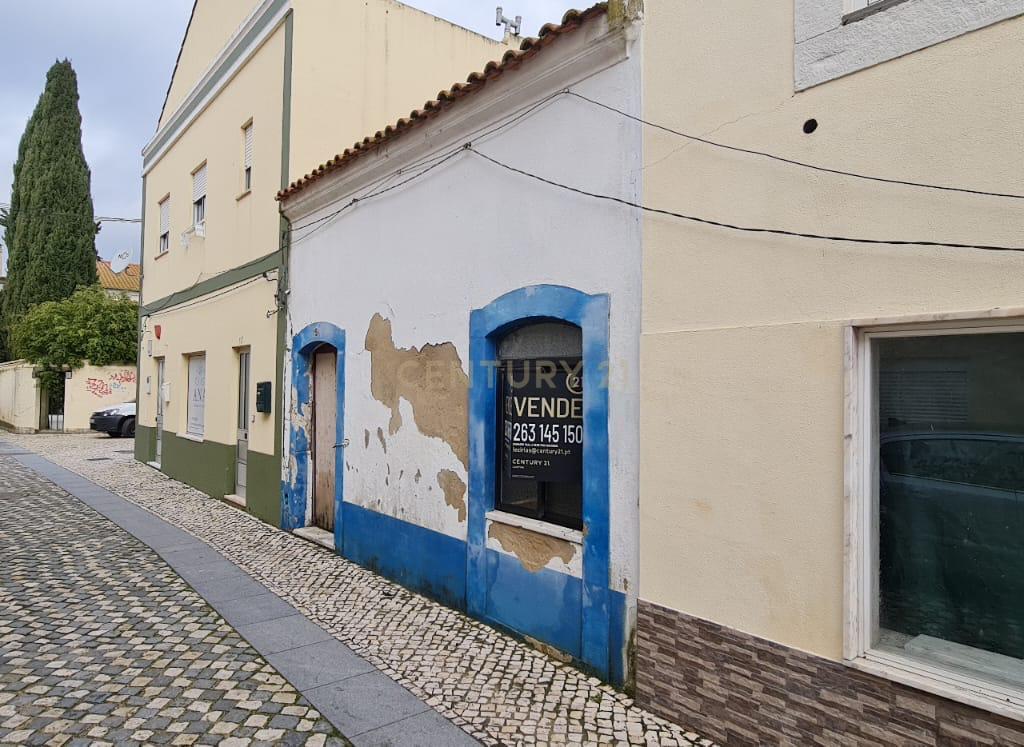 Prédio no centro histórico de Samora Correia - Image 36