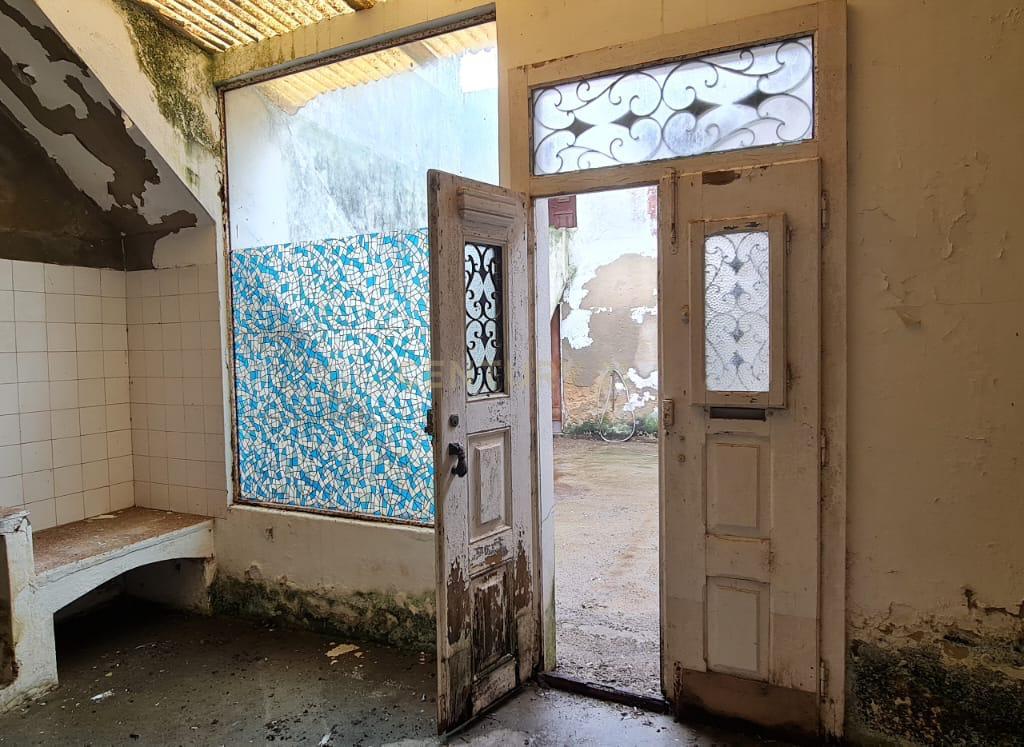 Prédio no centro histórico de Samora Correia - Image 29