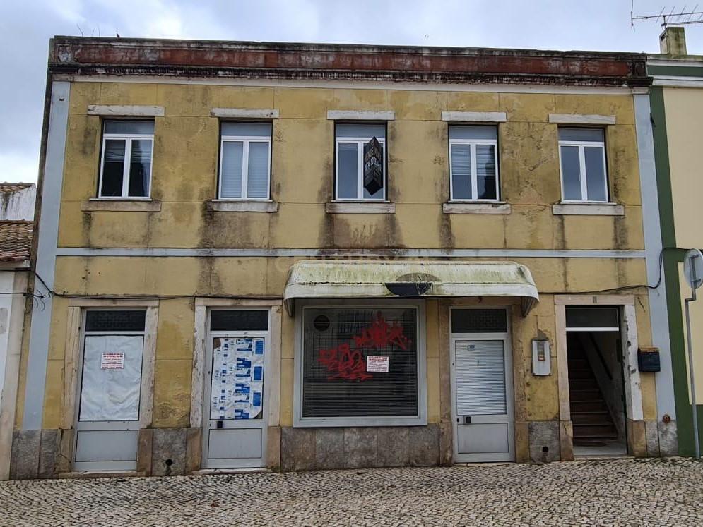 Prédio no centro histórico de Samora Correia - Image 1