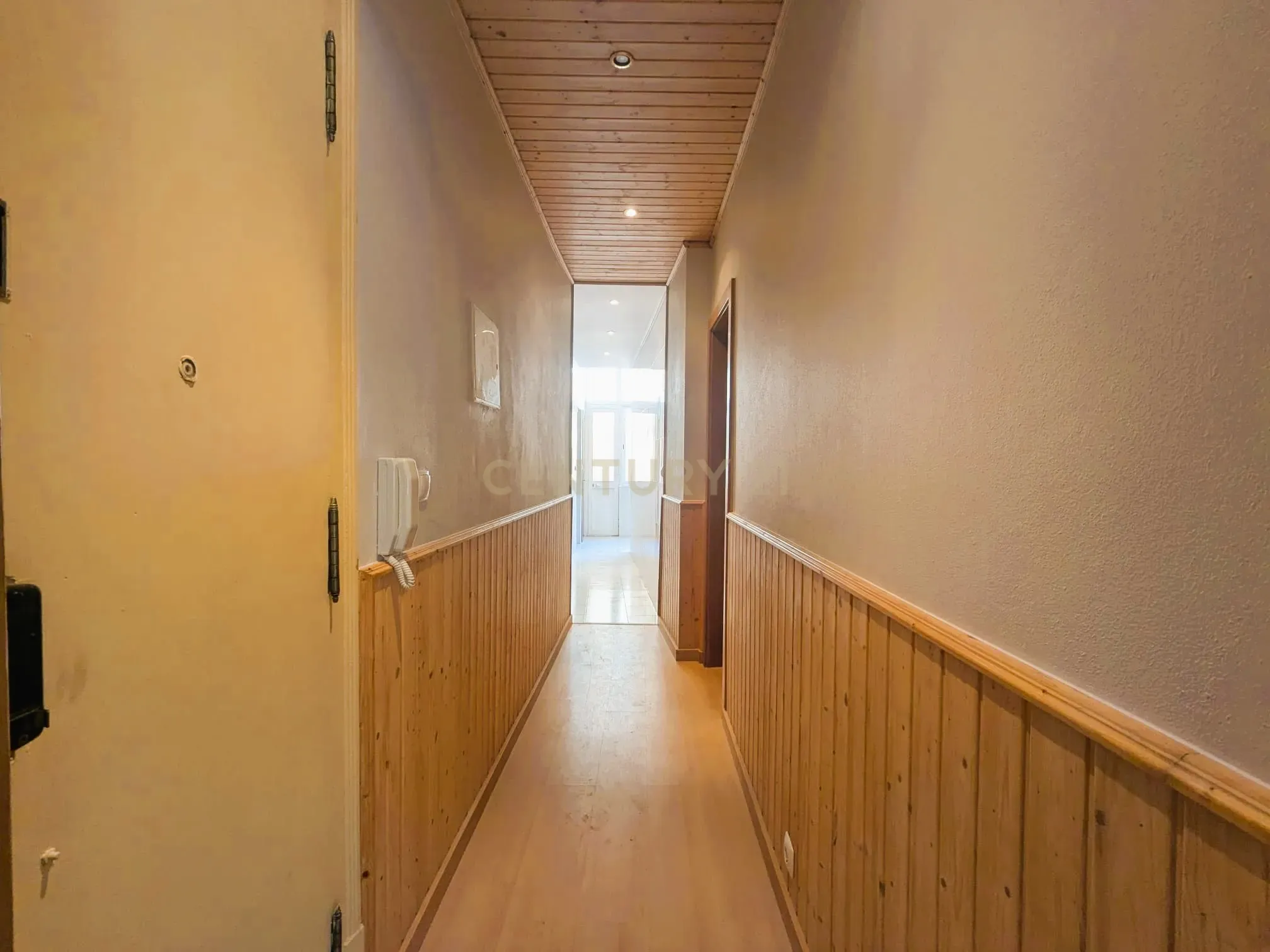 Apartamento T2 com logradouro na Penha de França - Image 12