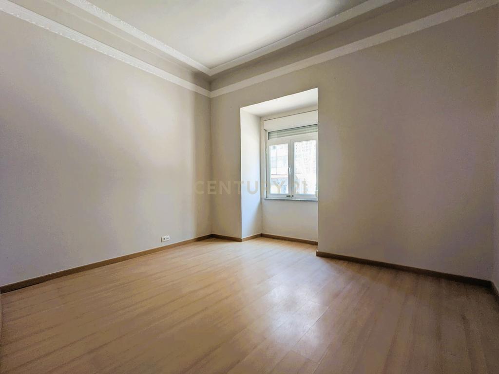 Apartamento T2 com logradouro na Penha de França - Image 9