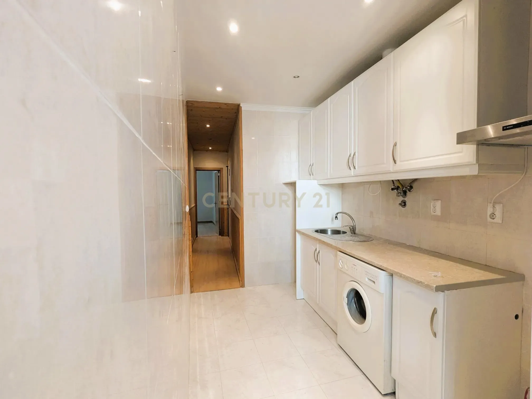 Apartamento T2 com logradouro na Penha de França - Image 3
