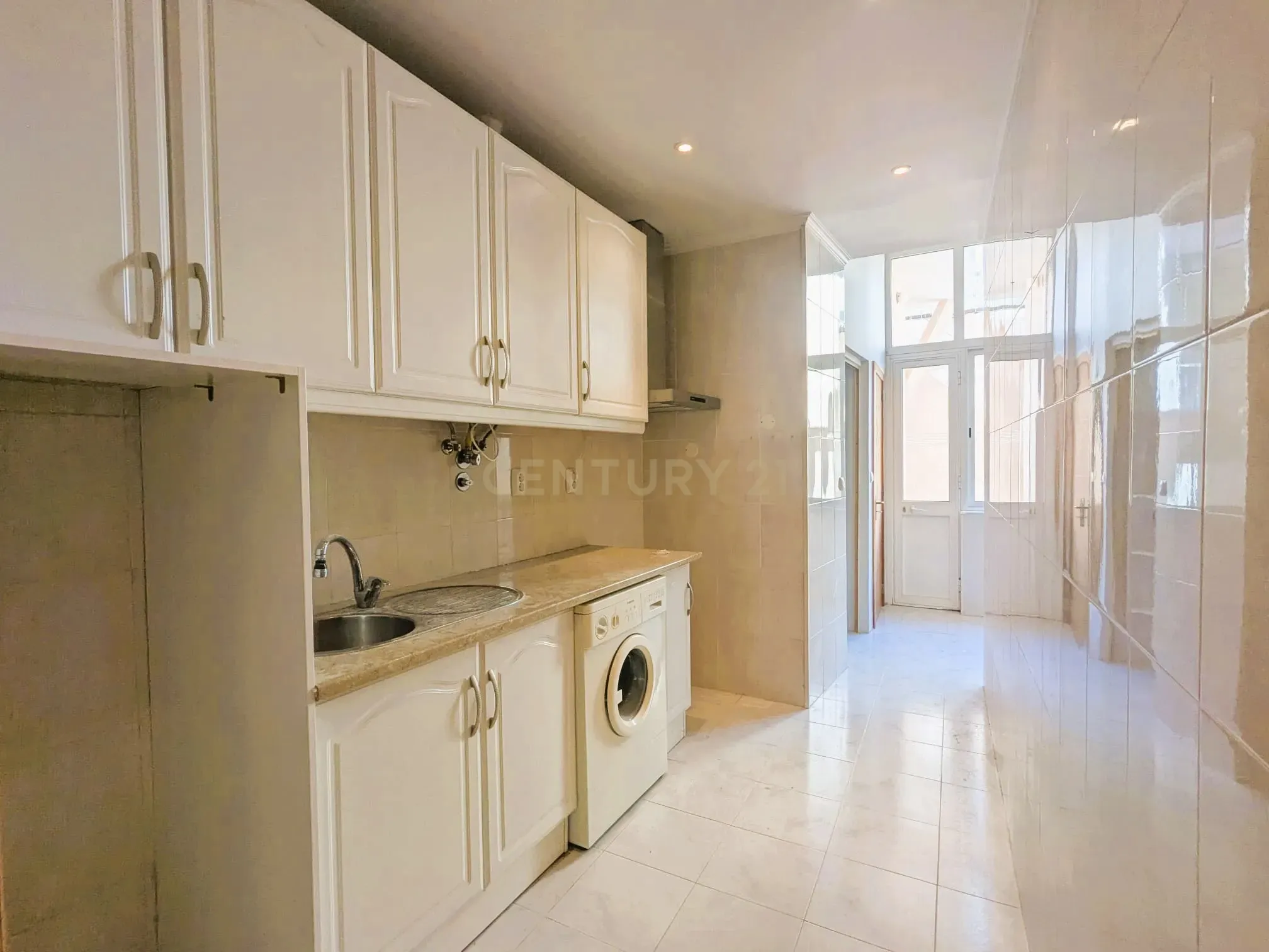 Apartamento T2 com logradouro na Penha de França - Image 4