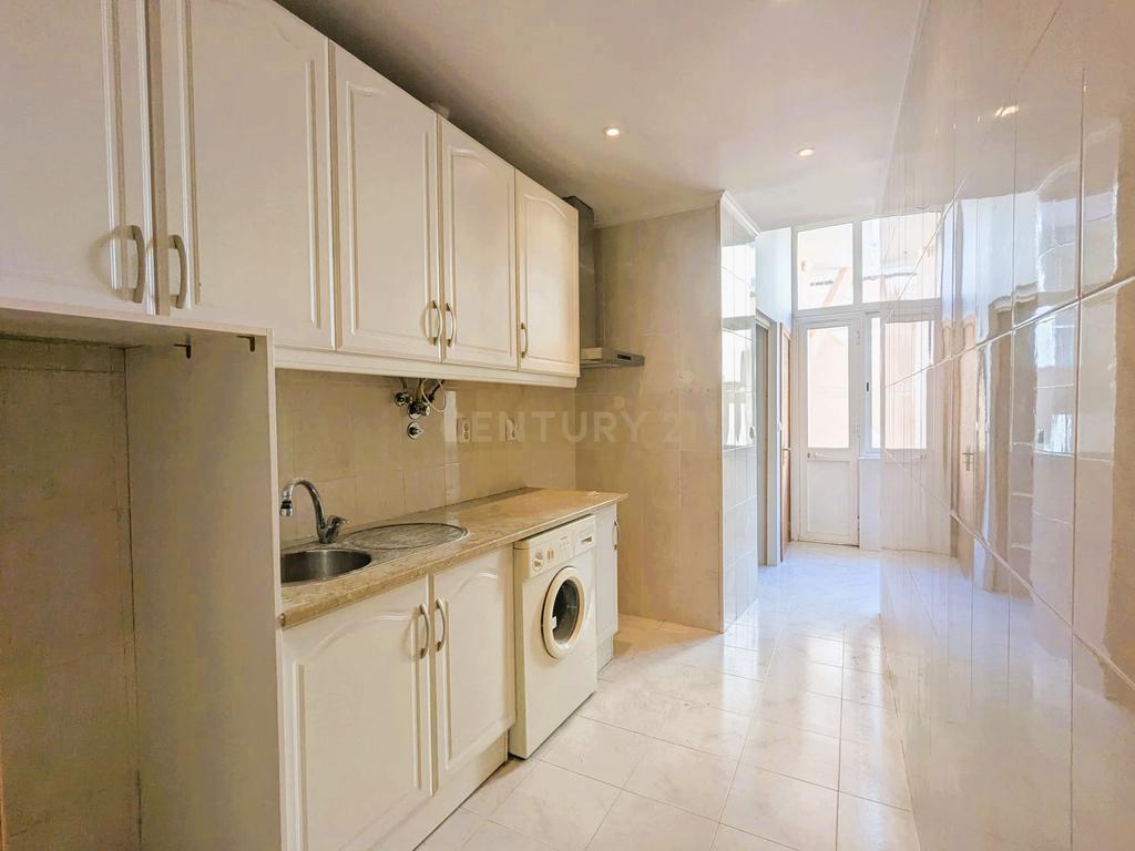 Apartamento T2 com logradouro na Penha de França - Image 4