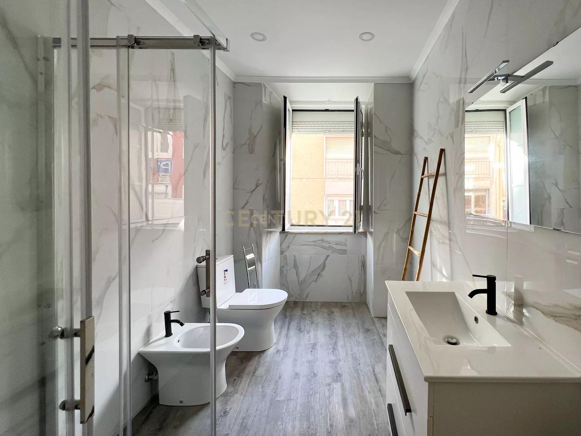 Apartamento T2 remodelado Lisboa - Image 4