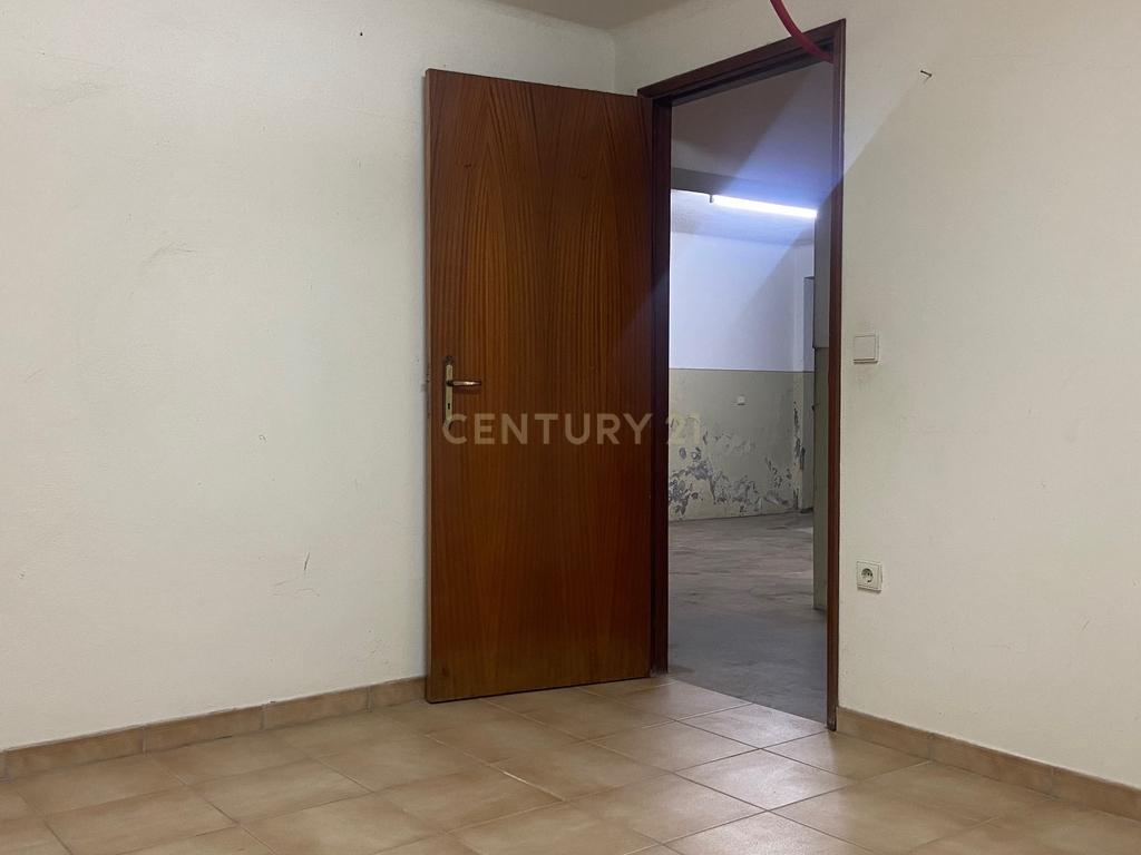 Moradia localizada em zona central da vila de Alcains - Castelo Branco - Image 42