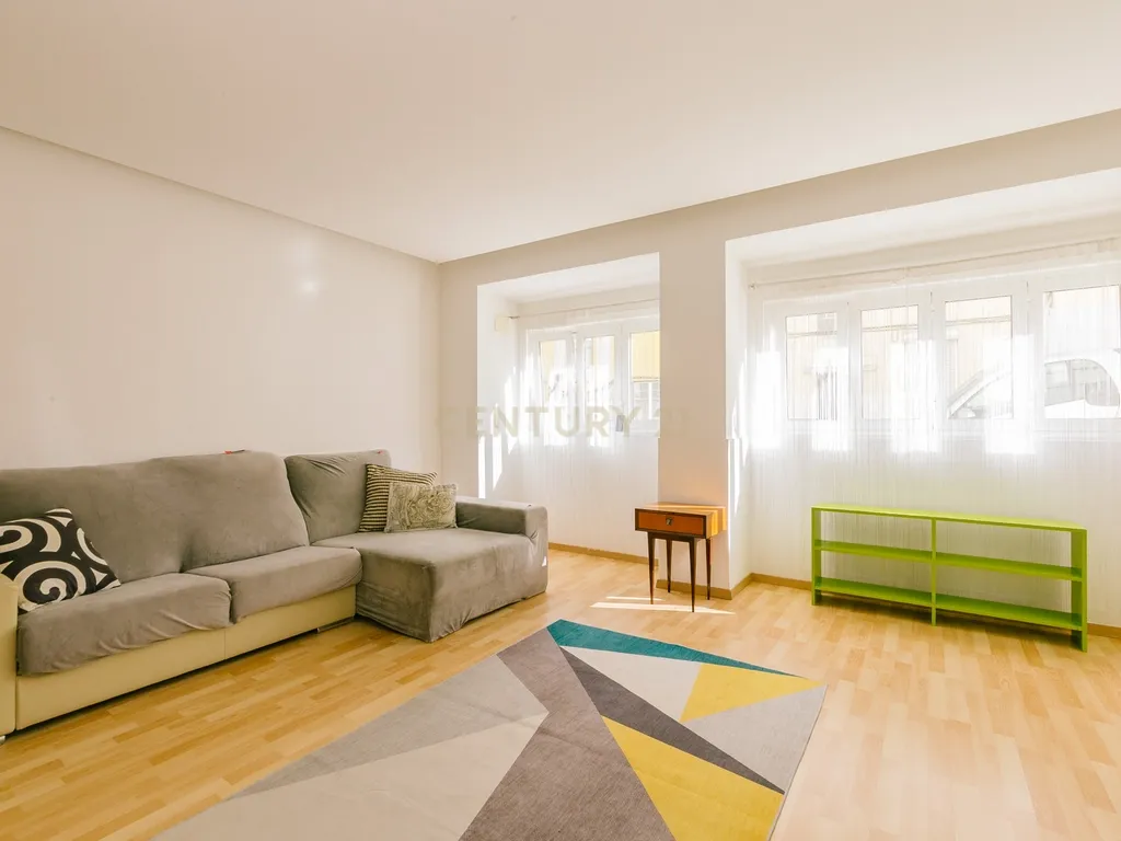 Apartamento T1 Renovado e c/ Logradouro - Image 6