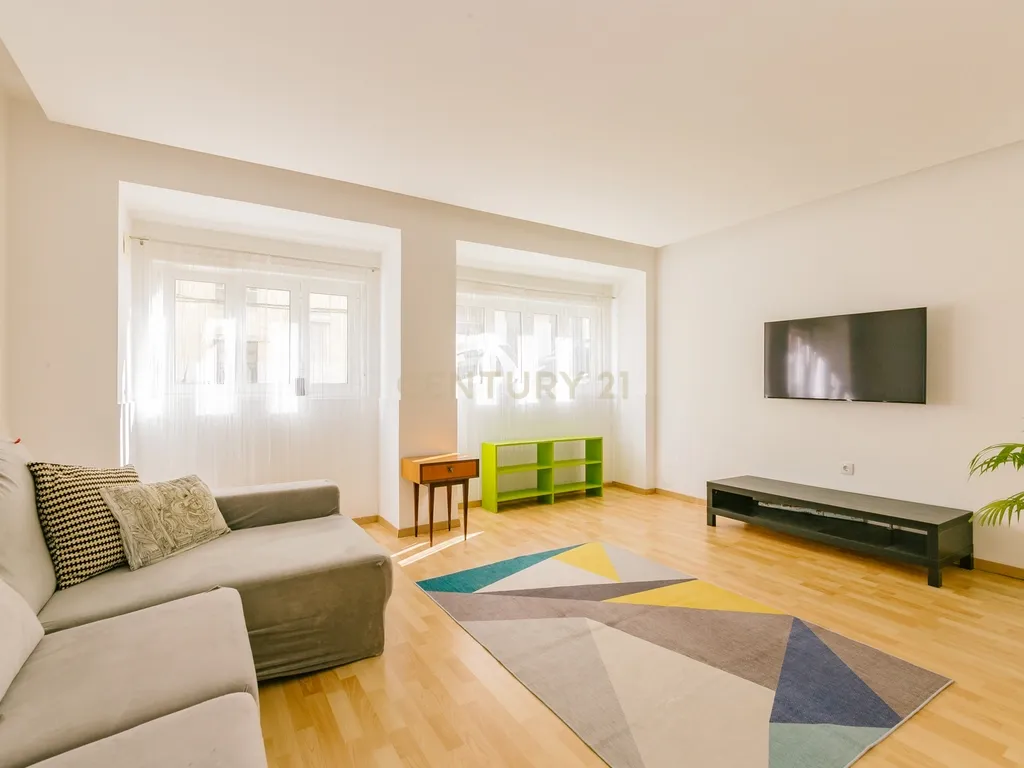 Apartamento T1 Renovado e c/ Logradouro - Image 5