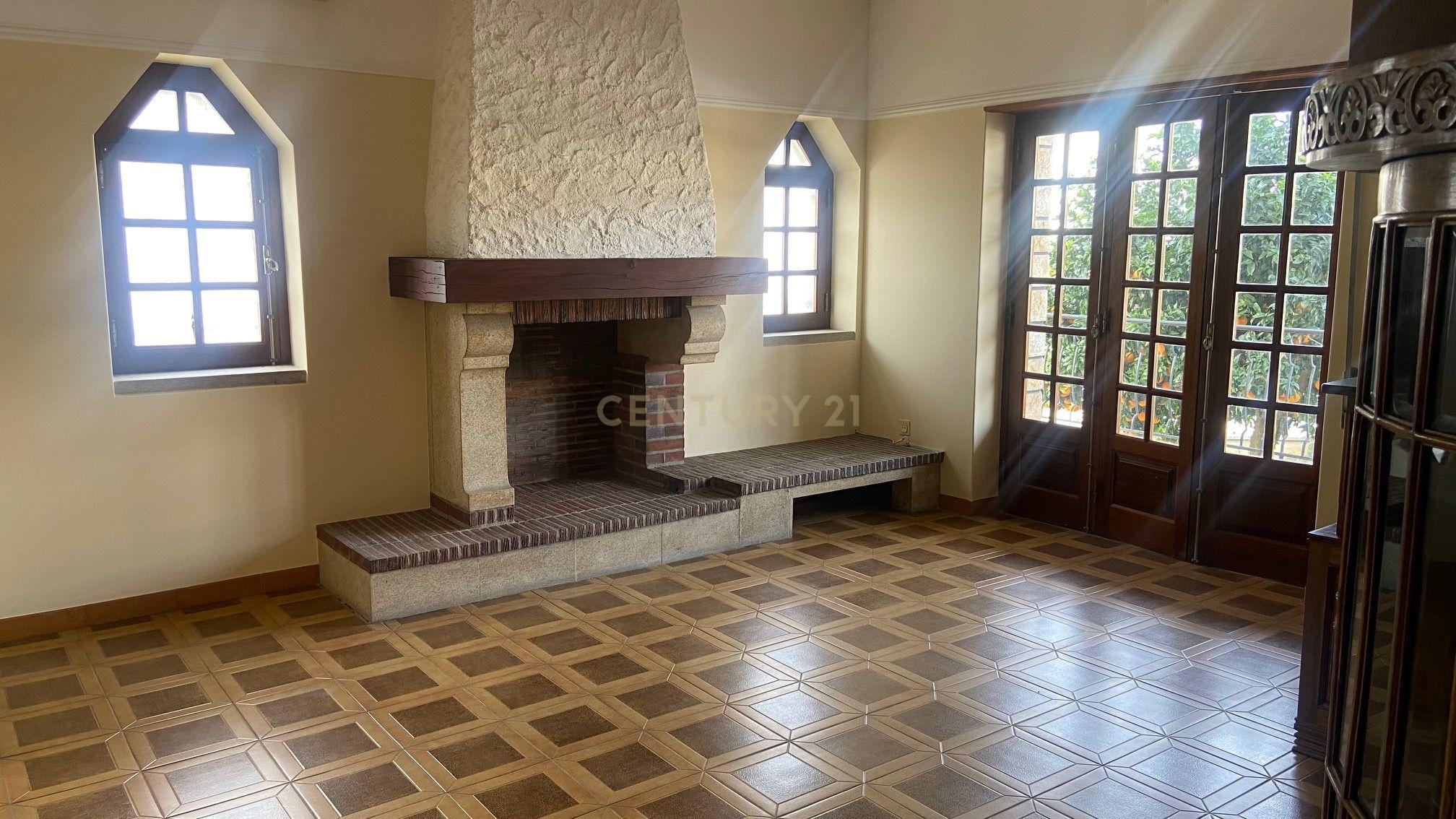 Moradia localizada em zona central da vila de Alcains - Castelo Branco - Image 3