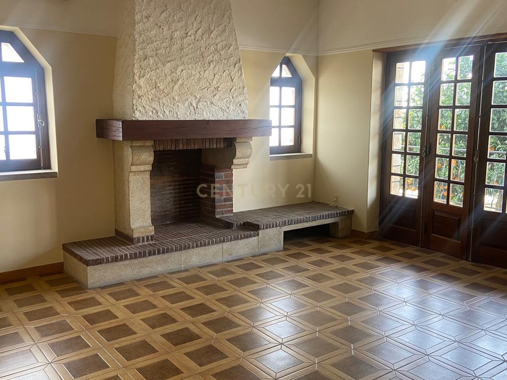 Moradia localizada em zona central da vila de Alcains - Castelo Branco - Image 3