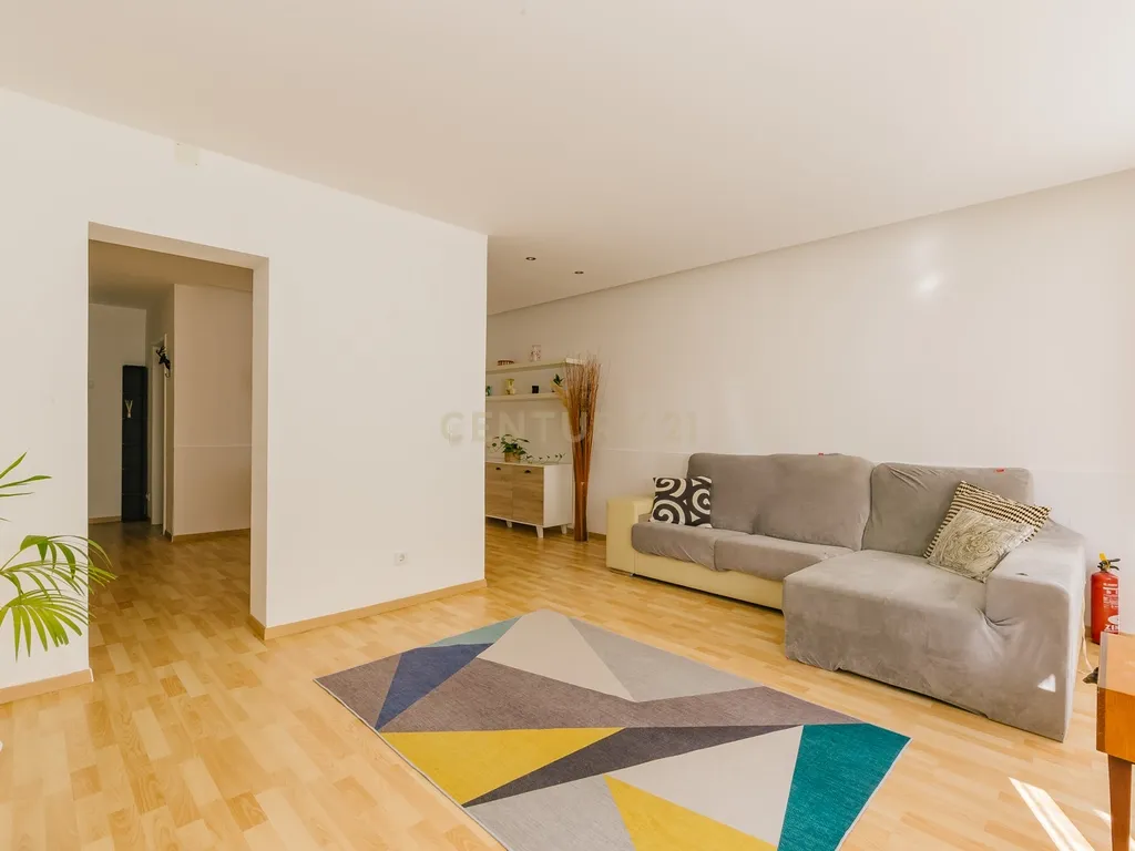 Apartamento T1 Renovado e c/ Logradouro - Image 1
