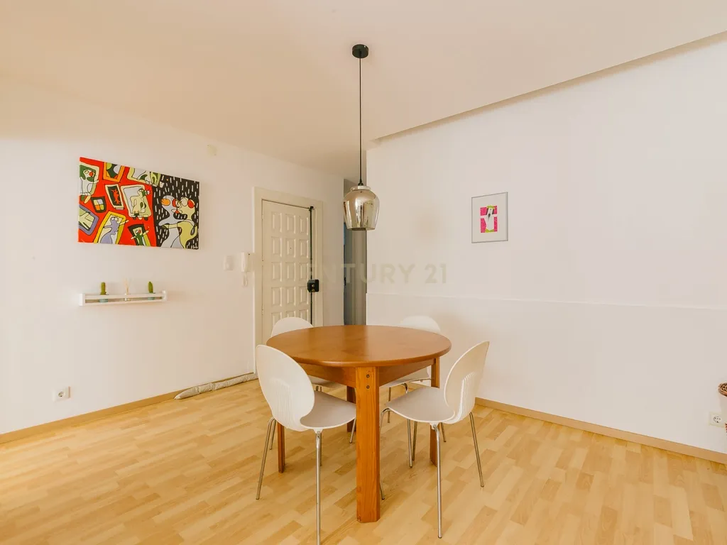 Apartamento T1 Renovado e c/ Logradouro - Image 9