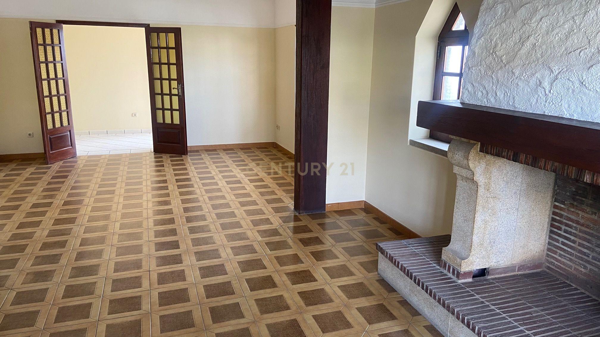 Moradia localizada em zona central da vila de Alcains - Castelo Branco - Image 14