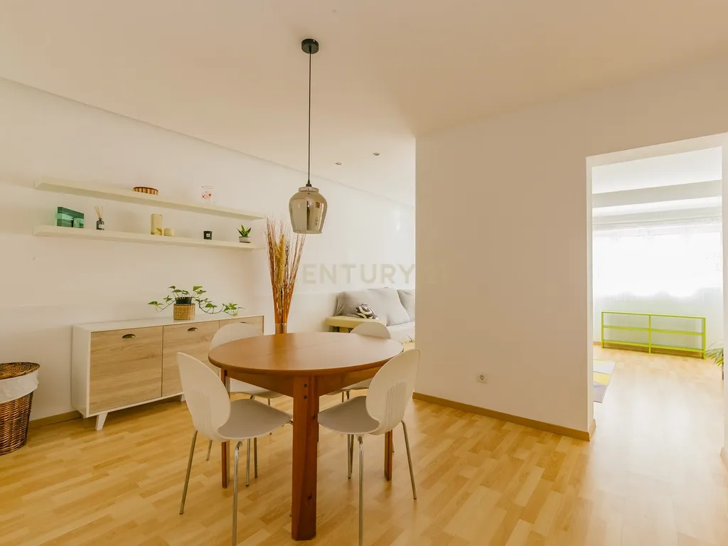 Apartamento T1 Renovado e c/ Logradouro - Image 7