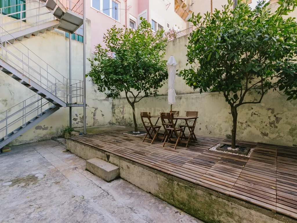 Apartamento T1 Renovado e c/ Logradouro - Image 16