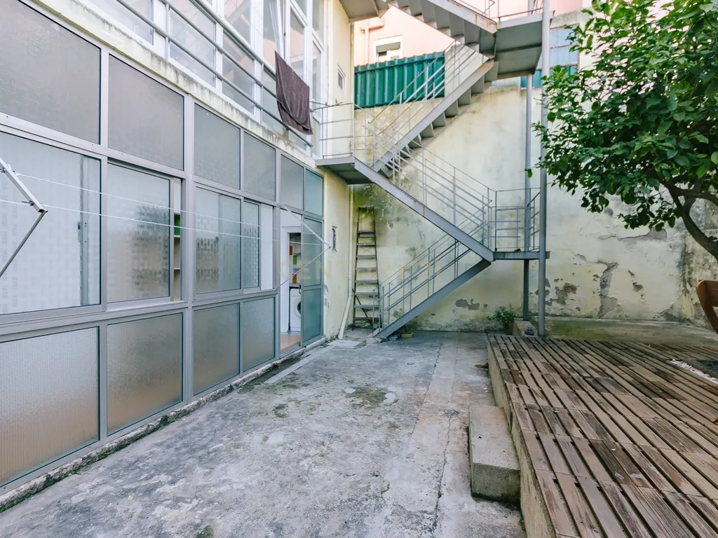 Apartamento T1 Renovado e c/ Logradouro - Image 17