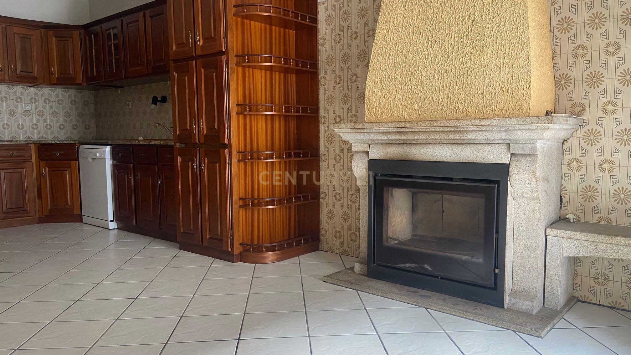 Moradia localizada em zona central da vila de Alcains - Castelo Branco - Image 18