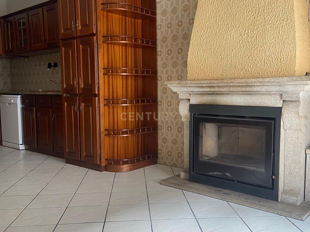 Moradia localizada em zona central da vila de Alcains - Castelo Branco - Image 18