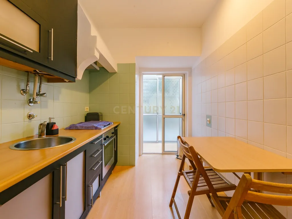 Apartamento T1 Renovado e c/ Logradouro - Image 10