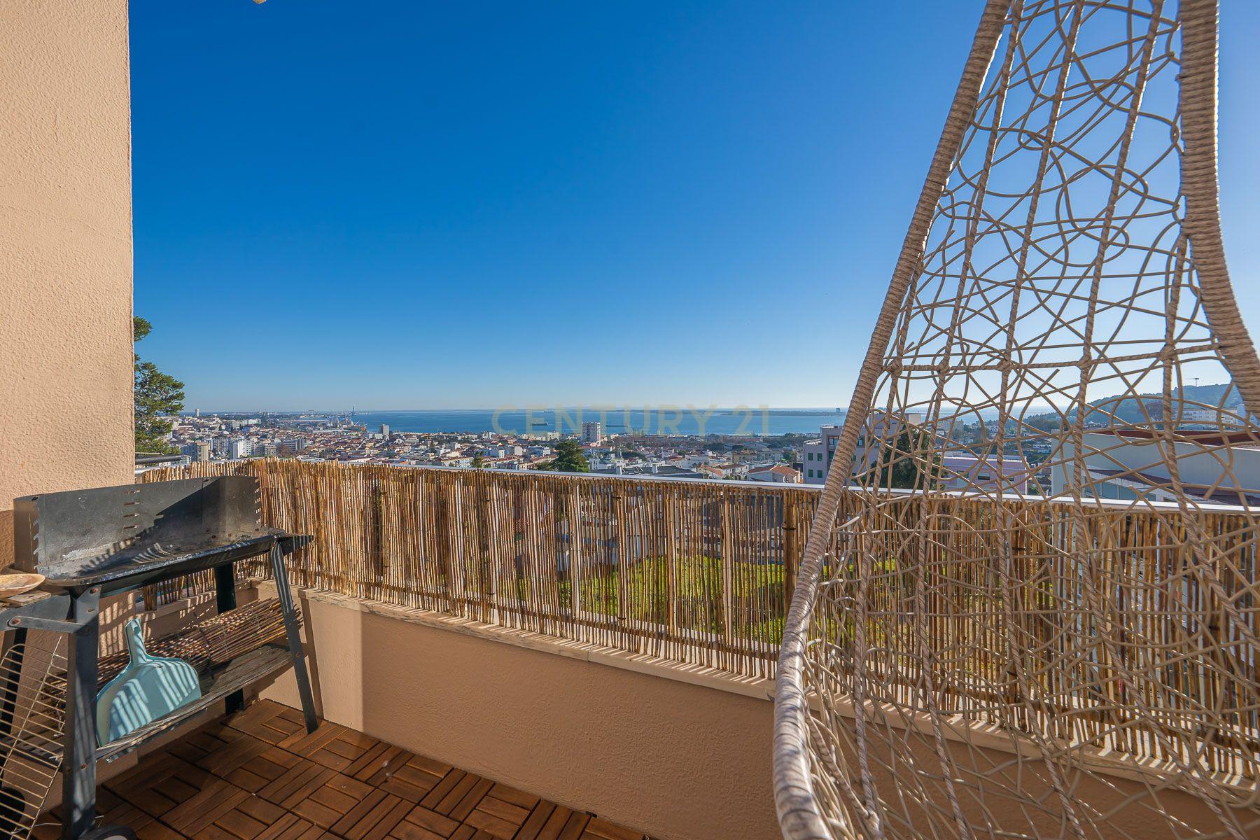 Apartamento T3 com Varanda e vista Panorâmica para o Rio Sado