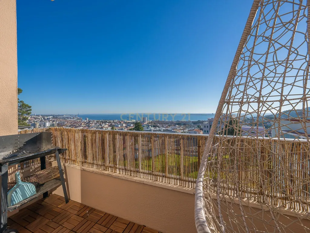 Apartamento T3 com Varanda e vista Panorâmica para o Rio Sado - Image 1