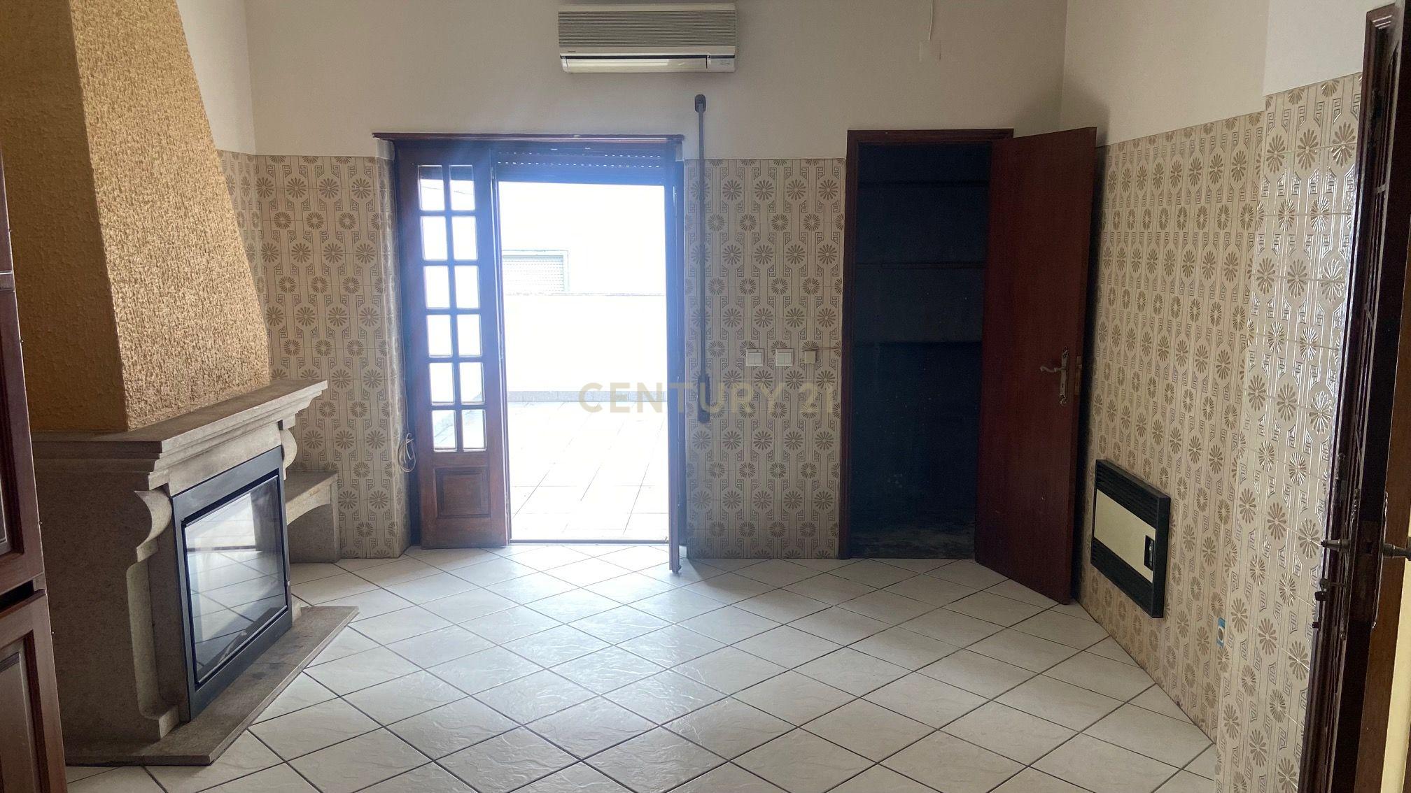 Moradia localizada em zona central da vila de Alcains - Castelo Branco - Image 20