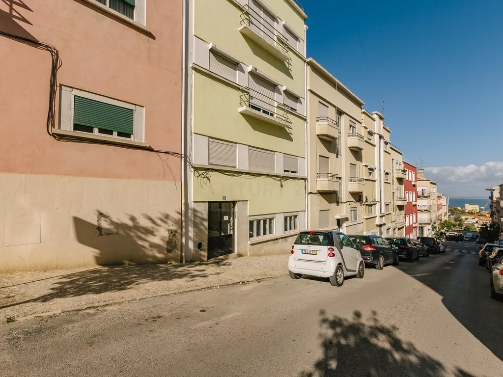Apartamento T1 Renovado e c/ Logradouro - Image 23