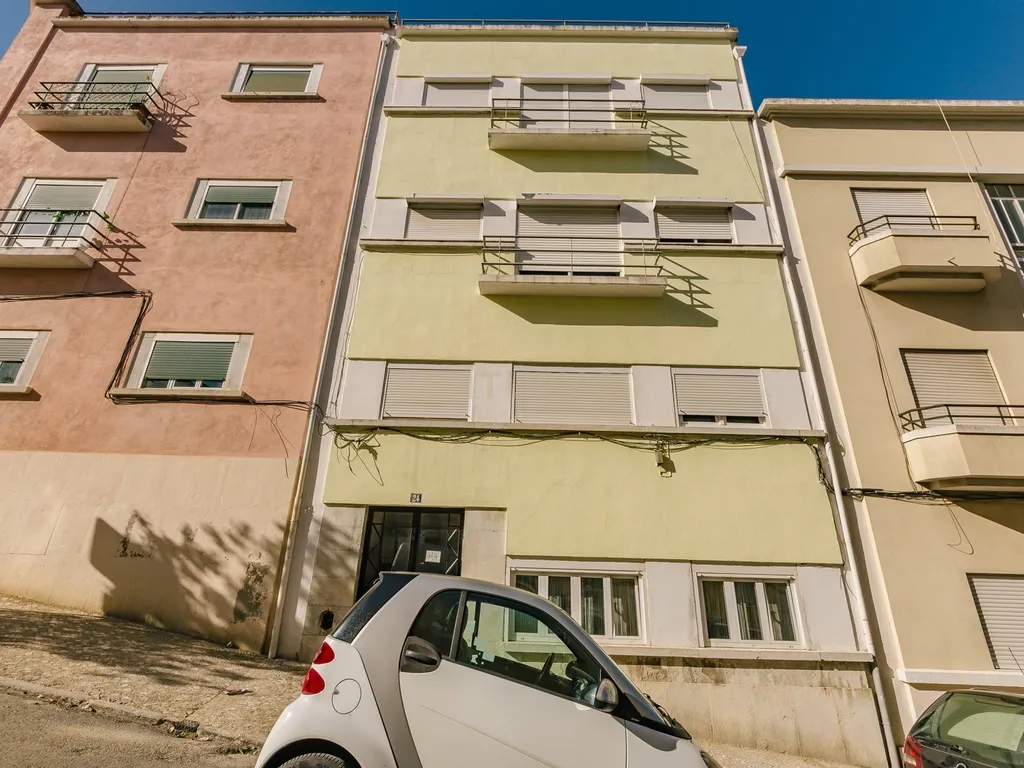 Apartamento T1 Renovado e c/ Logradouro - Image 4
