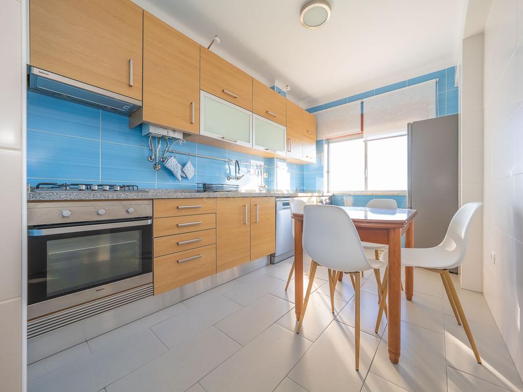 Apartamento T3 com Varanda e vista Panorâmica para o Rio Sado - Image 2