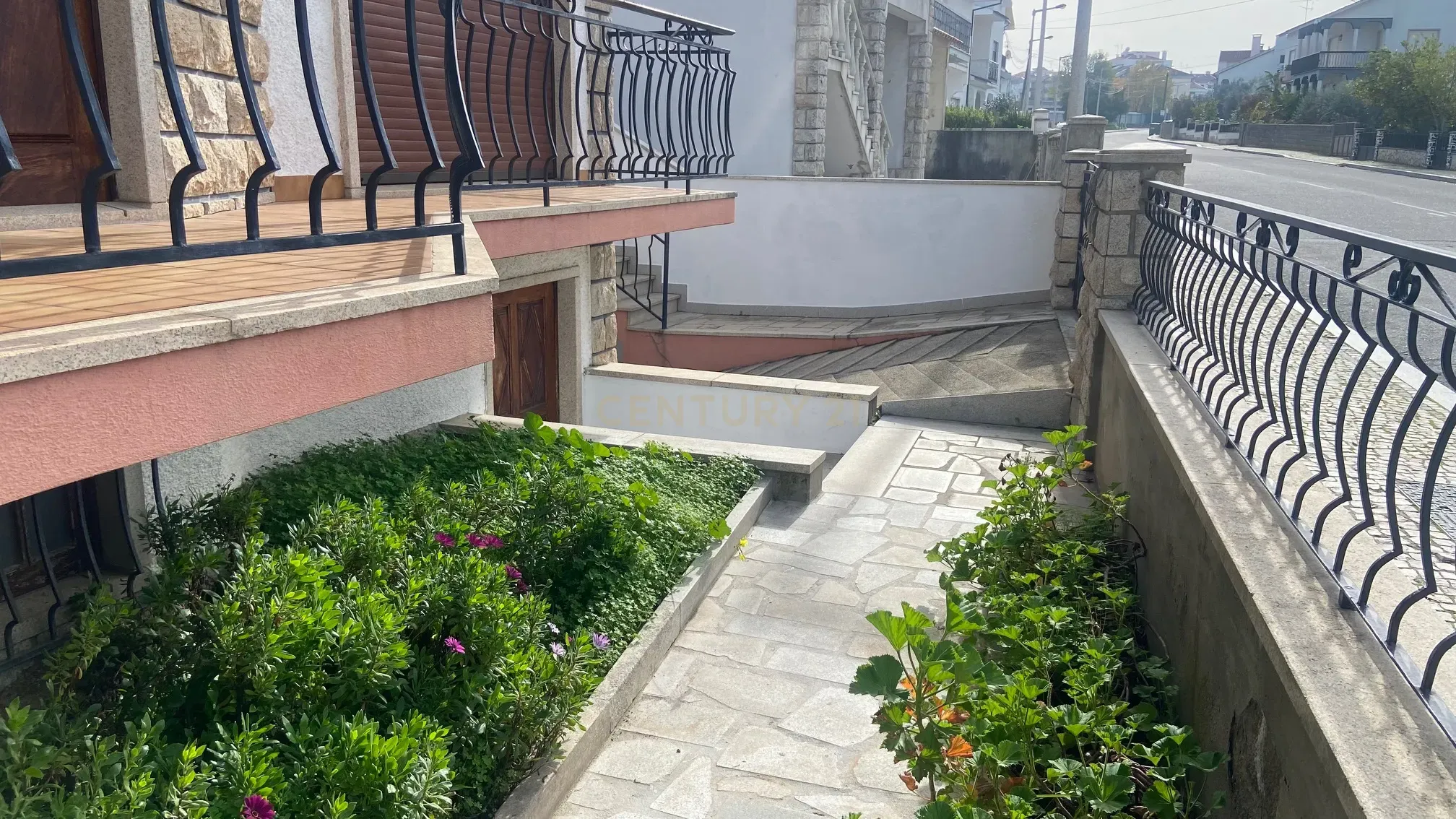 Moradia localizada em zona central da vila de Alcains - Castelo Branco - Image 7
